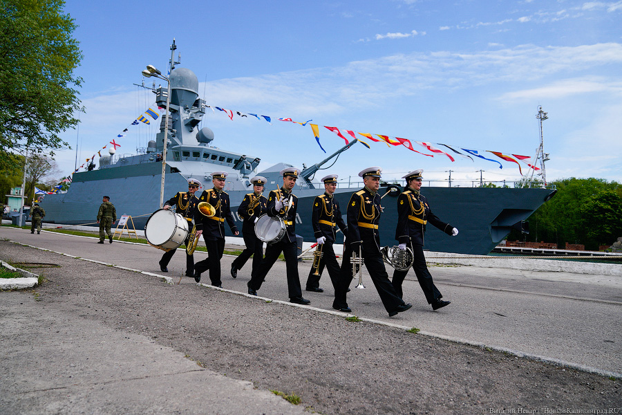 Пушки и «мини-Петр»: в Балтийске прошёл парад в честь Дня Балтфлота (фото)