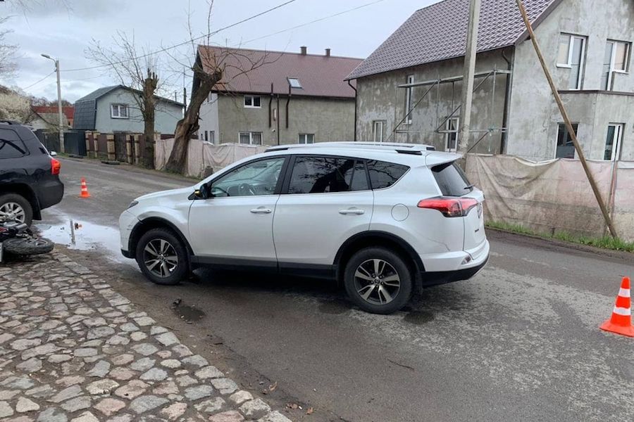 В Калининграде мотоциклист врезался в одно авто, и его отбросило на другое (фото)