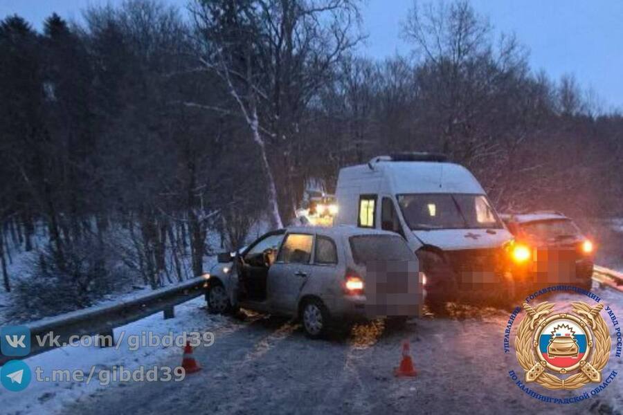 В Зеленоградском районе произошло тройное ДТП с машиной скорой помощи (фото)