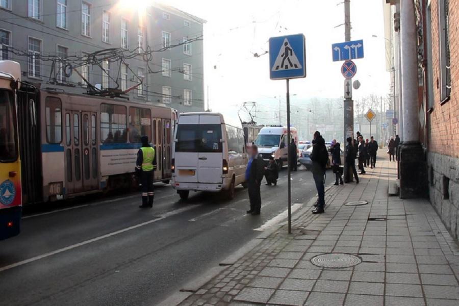 В Калининграде водитель маршрутки отвлекся на сдачу и сбил двоих пешеходов (фото)