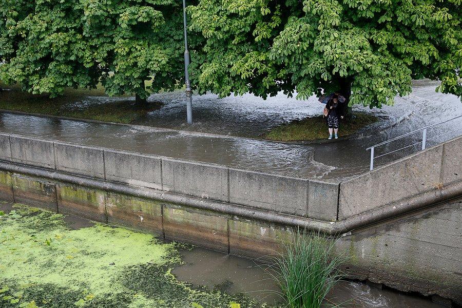 В Калининграде из-за дождя образовались пробки, на улицах случился потоп (фото)