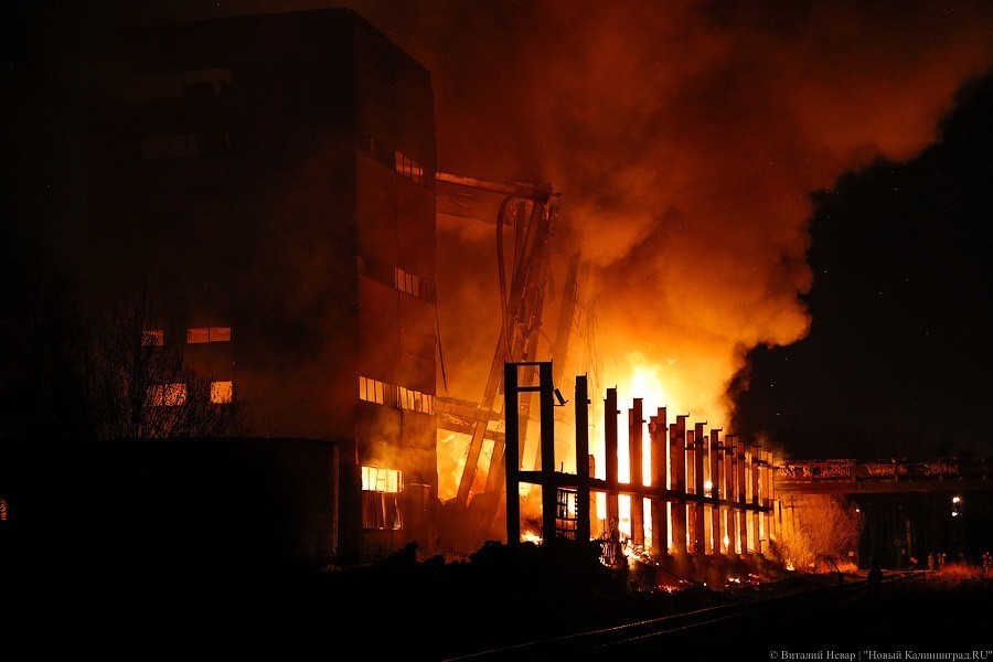 Пожар на мираторге калининград. Что горит в калининграде сейчас. Мираторг калининград пожар 2021. Пожар на заводе мираторг в калининграде. Пожар на мираторге калининград.