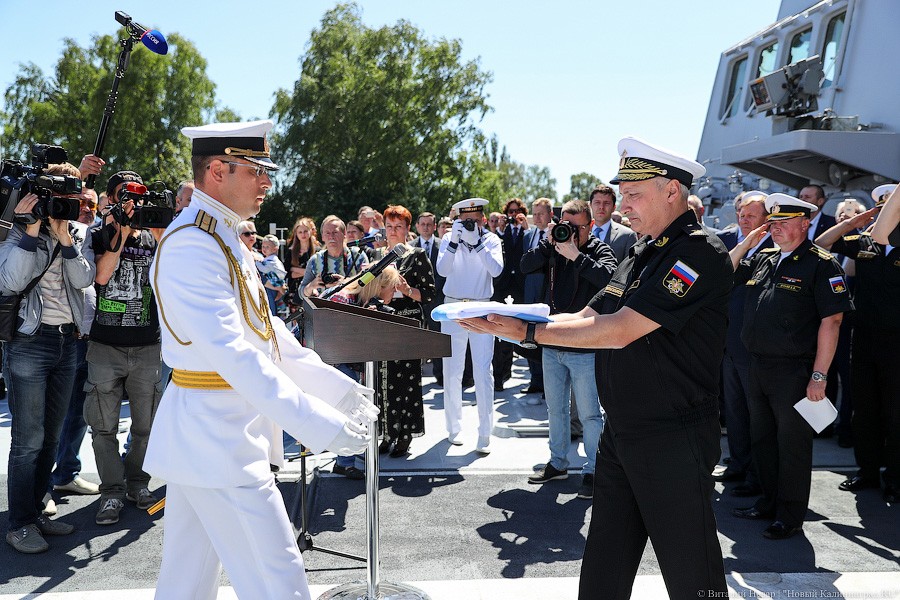Трудный путь во флот: на БДК «Иван Грен» подняли Андреевский флаг