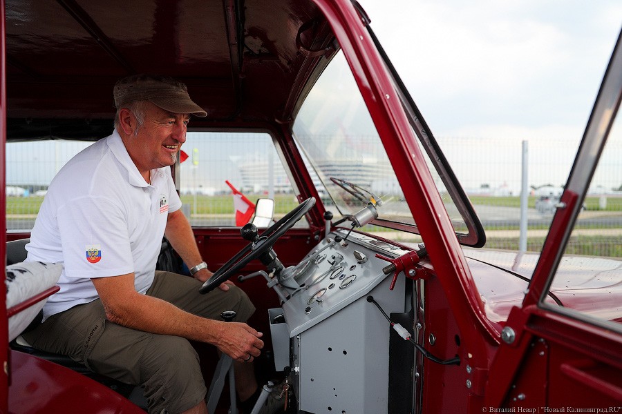 Zwei vodka!: интервью болельщиков, приехавших из Швейцарии на тракторе