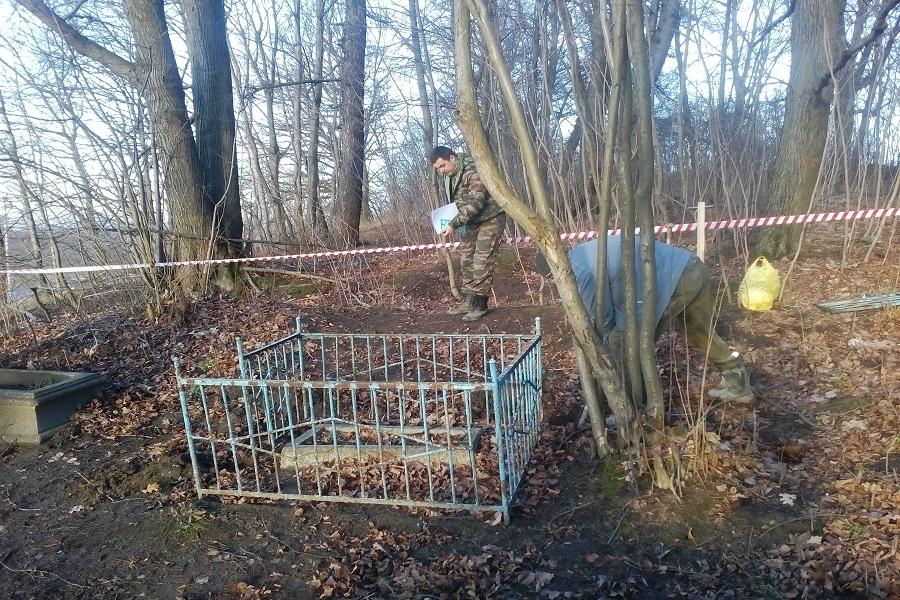 От 2-летнего ребенка остались череп и сандалики: зачем копают могилы форта №3