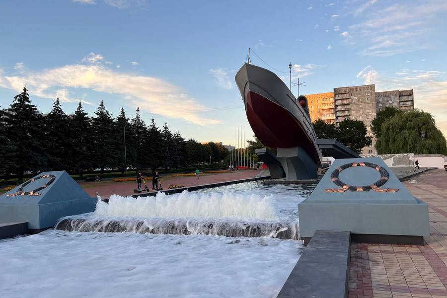 Катер снова на плаву: у памятника «Морякам-балтийцам» установили фонтан (фото)
