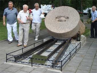 В Калининграде открыт памятник «Жернова репрессий»
