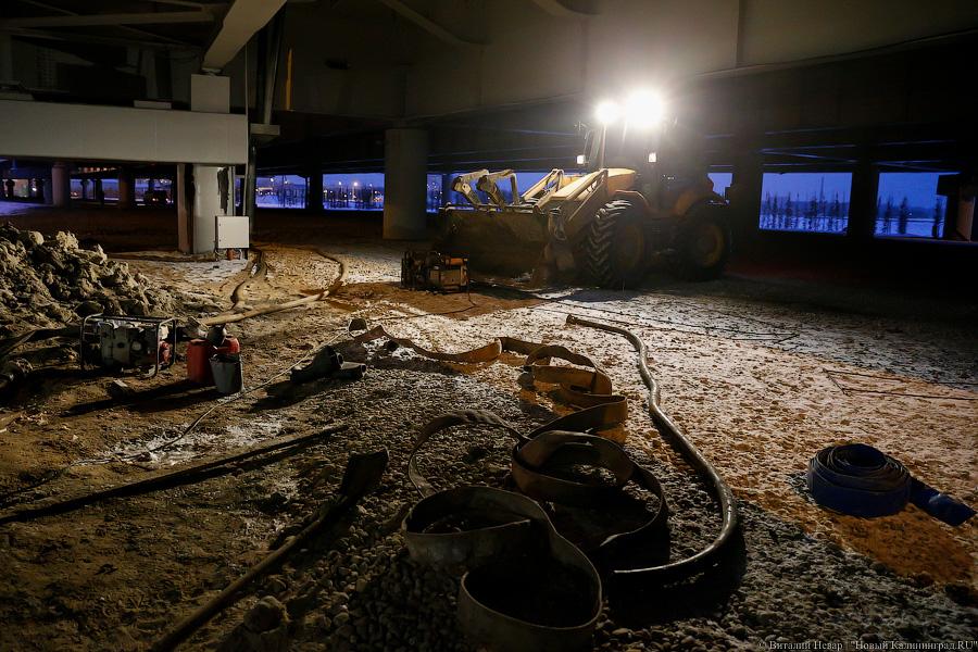 Ледовый остров: под второй эстакадой прорвало трубопровод (фото)