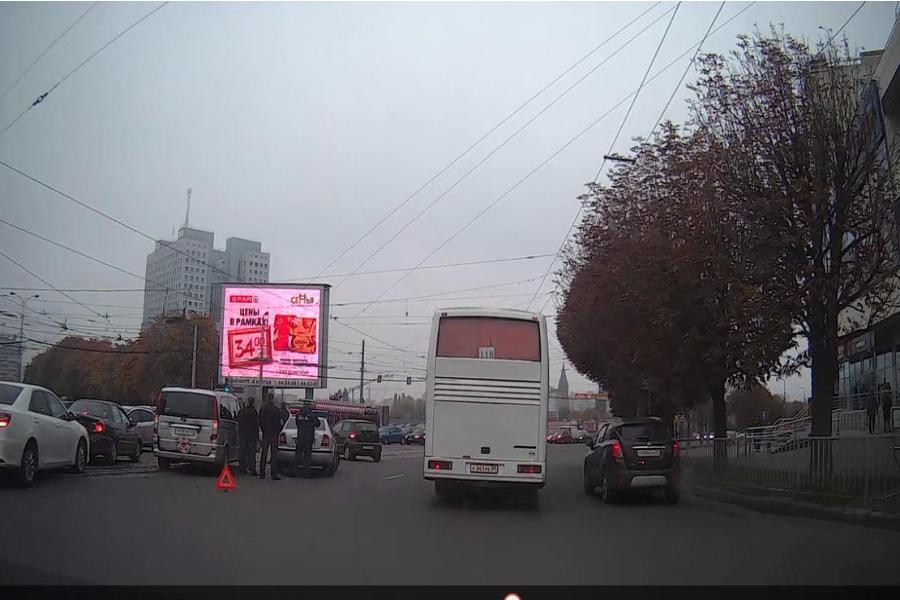 В центре Калининграда столкнулись «Мерседес» и «Шкода» (фото)