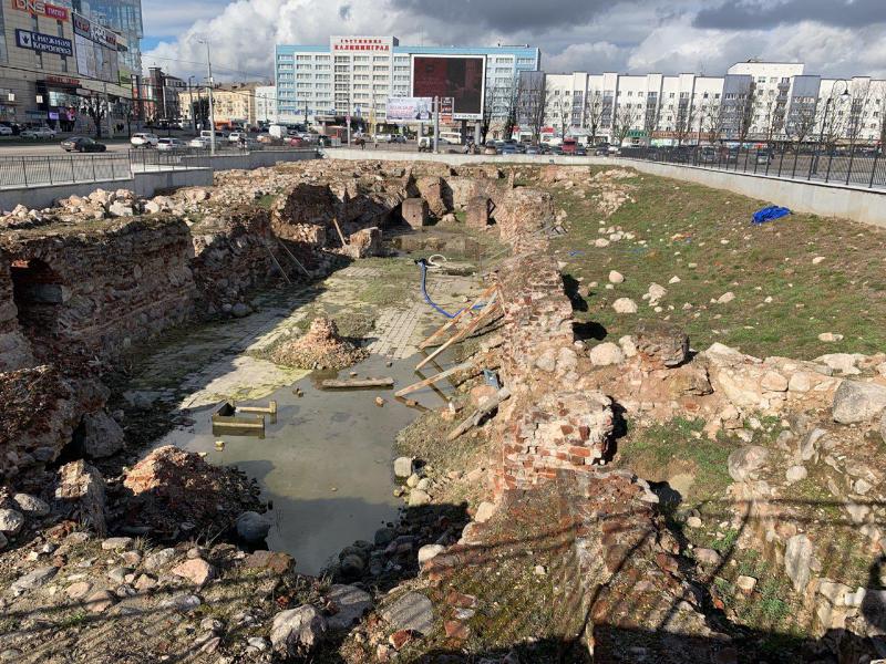 В Калининграде с территории руин Королевского замка откачали воду (фото)