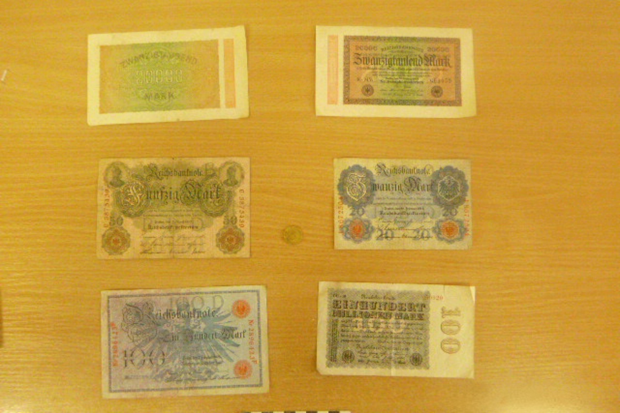 В Нестерове у пассажира поезда изъяли старинные рейхсмарки (фото)