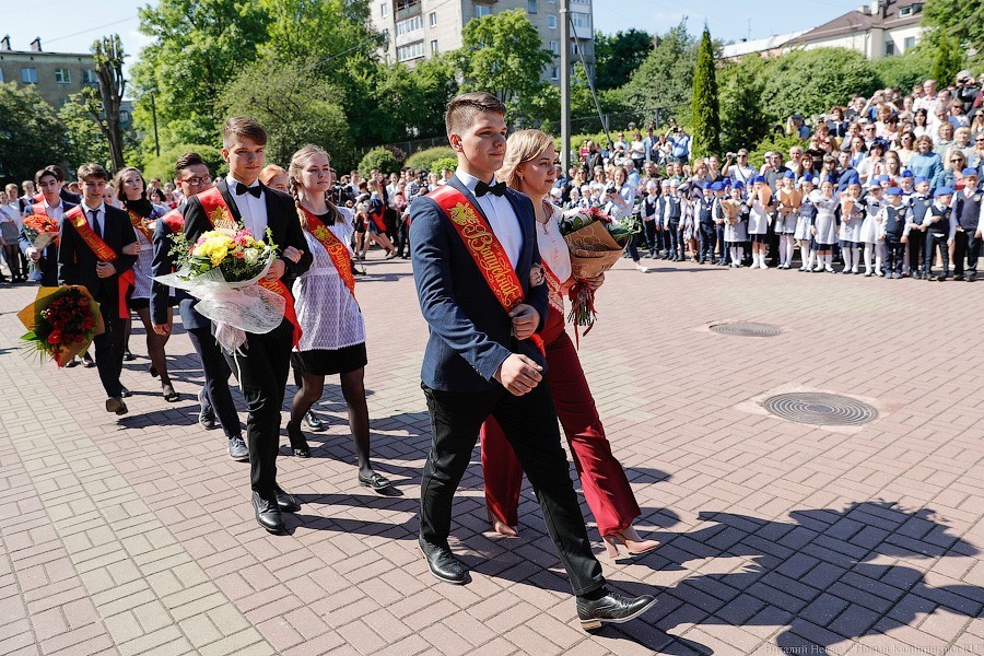 Власти определились с датами школьных выпускных вечеров за месяц до их проведения