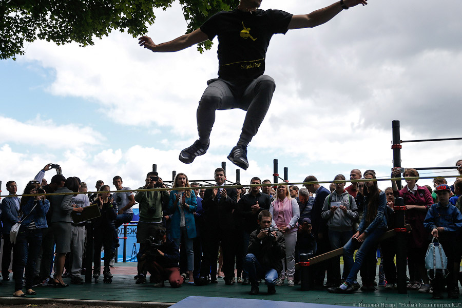 Воспитание улицей: как в Калининграде открывали площадку для воркаута
