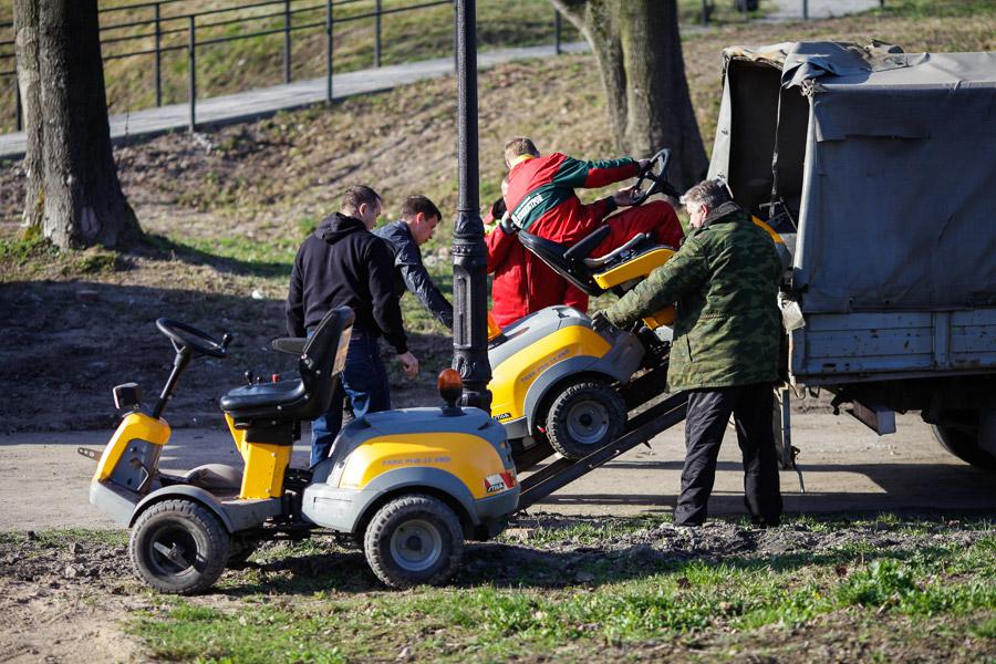 «Под хиты 80-х»: фоторепортаж с субботника в парке Победы