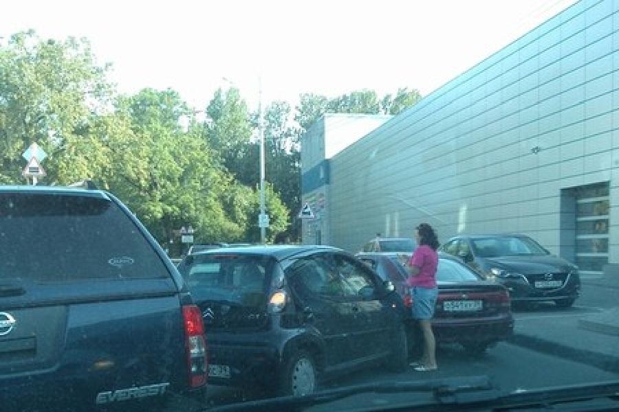 На ул. Дзержинского затруднено движение транспорта из-за аварии (фото)