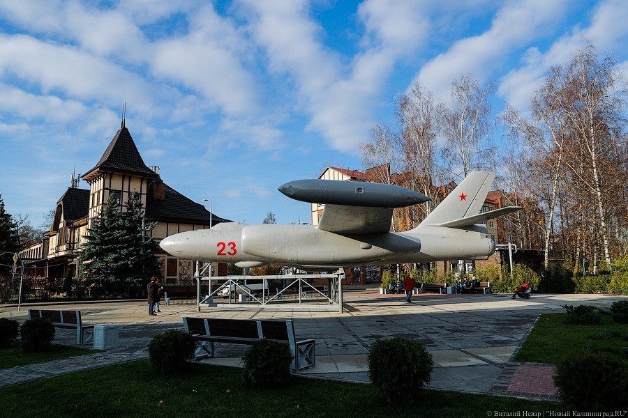 Самолет на ржавом заборе: как в Чкаловске благоустроили Аллею героев авиации
