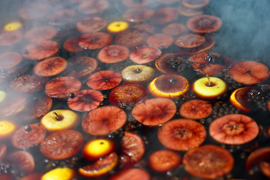 Гастрономическая шаурма и другие: на острове Канта открылась новогодняя ярмарка (фото)