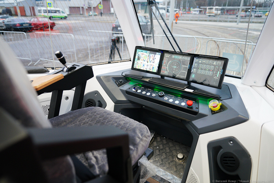 Летучий голландец: в Калининград привезли новый трамвай (фото)