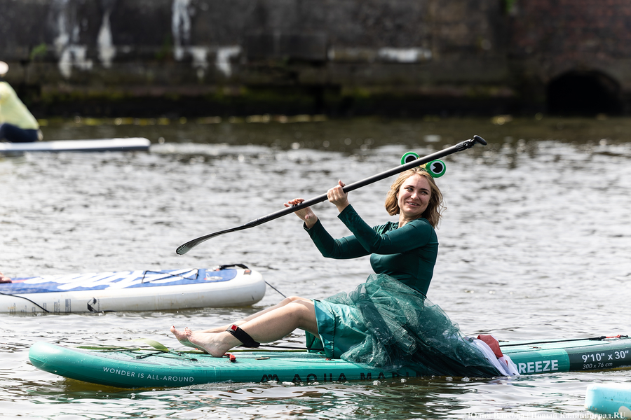 Царевны и богатыри на сапах: как в Калининграде прошёл костюмированный заплыв (фото)