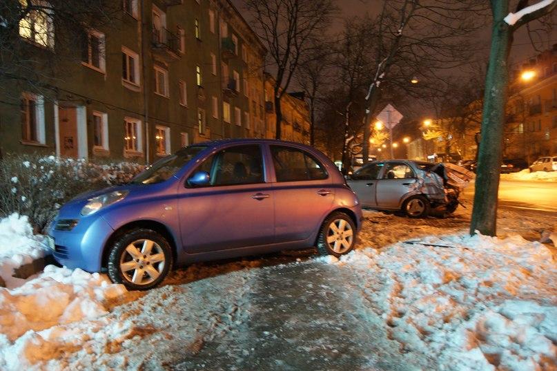 Водитель «Ауди» в Калининграде въехал в четыре припаркованных автомобиля (+фото)