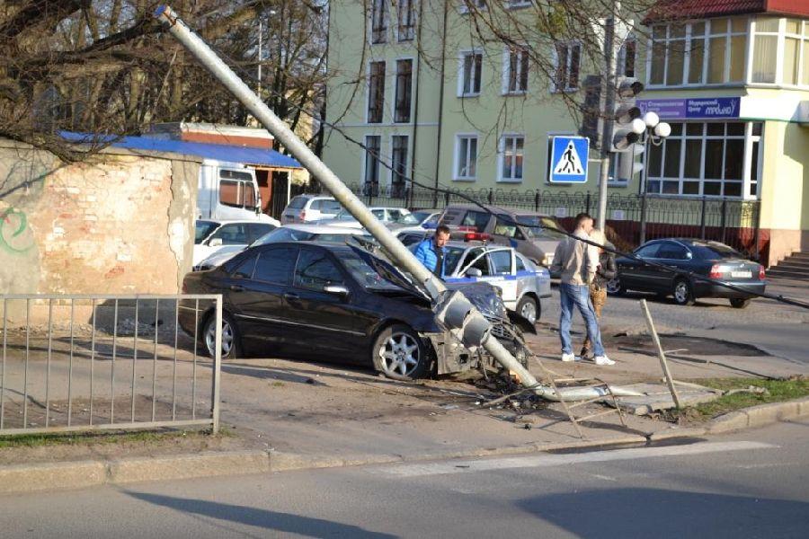 В Калининграде на ул. Невского «Мерседес» сбил светофор и вылетел на тротуар (фото)
