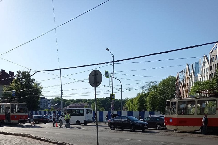 На Черняховского из-за ДТП блокировано движение трамваев (фото)