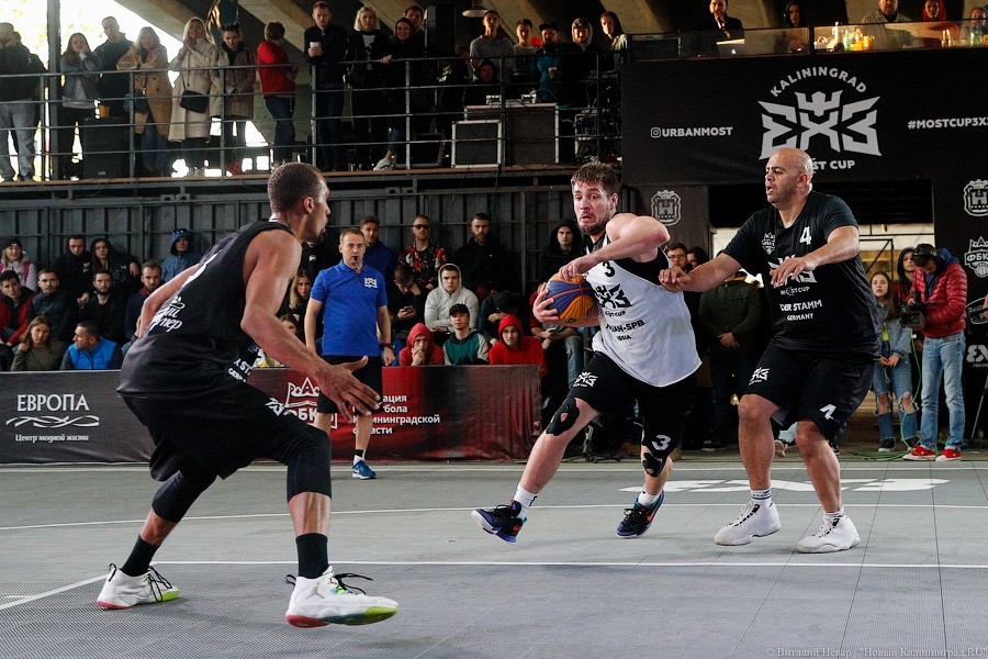 Слэмданк под мостом: в Калининграде прошел статусный турнир по стритболу (фото)