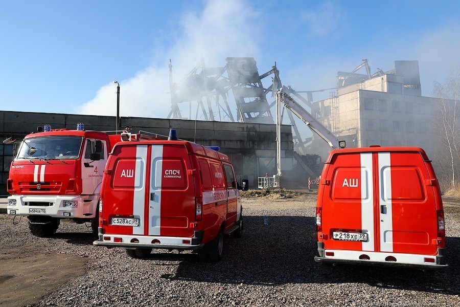 Бетон и балки: последствия крупного пожара на «Цепруссе» (фото)