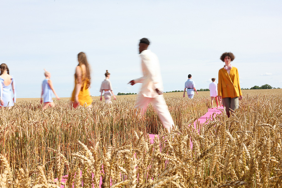 Один в поле — дизайнер: на Дне поля прошёл модный показ в колосьях (фото)