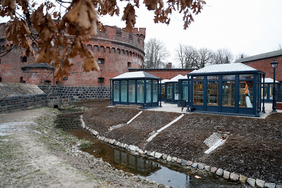 Много «курилок»: закончился монтаж новых палаток у музея Янтаря (фото)