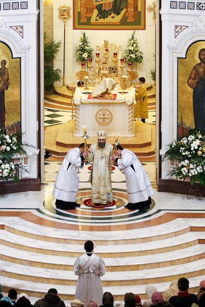 Рождество Христово: богослужение в Храме Христа Спасителя (фото)