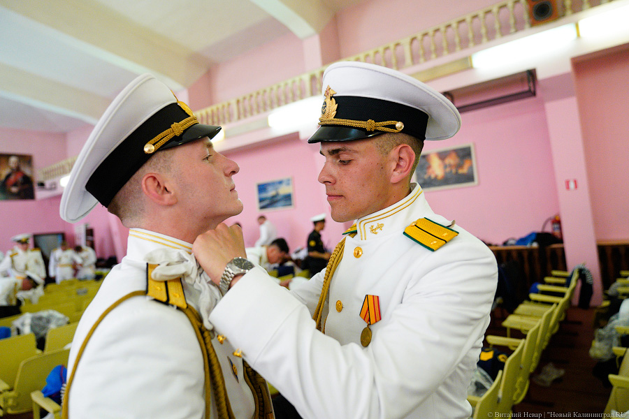 Под солнцем на плацу: как в Калининграде выпустили новых офицеров ВМФ (фото)