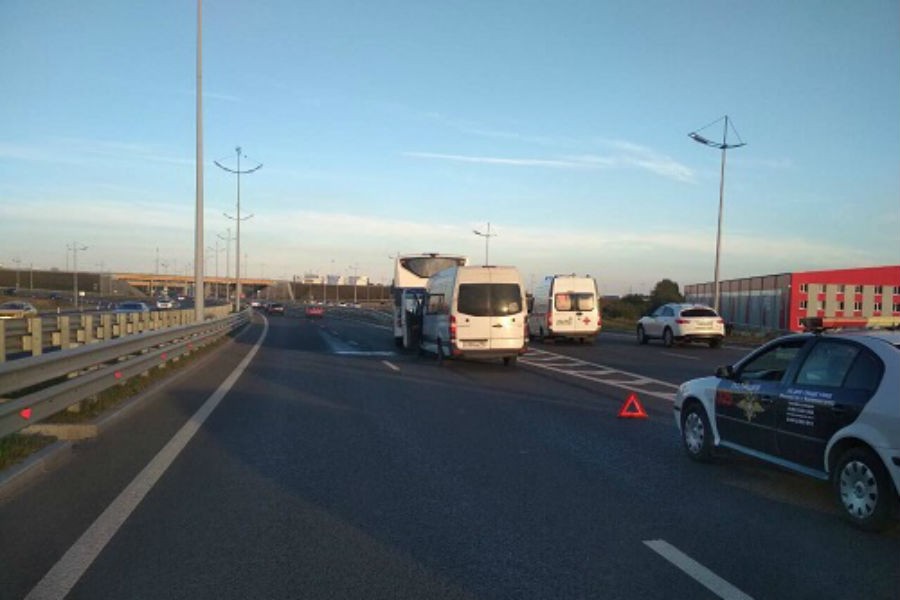 В ДТП с автобусом и маршруткой пострадали трое взрослых и двое детей (фото)