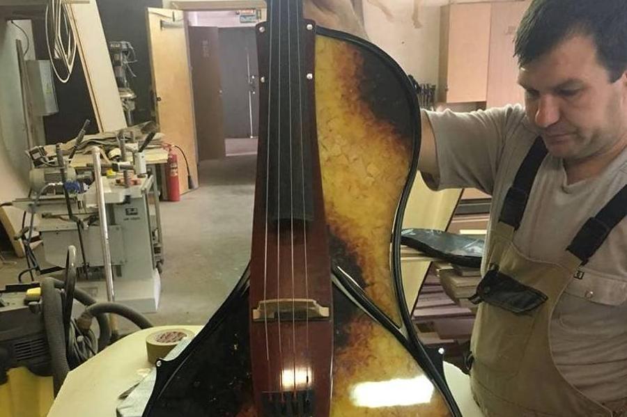 В Калининграде изготовили первую в мире янтарную электрическую виолончель