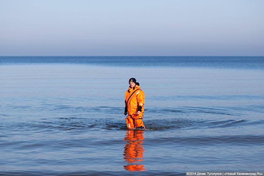 Зеленоградец поздравил женщин с 8 Марта, проплыв больше километра в ледяной воде