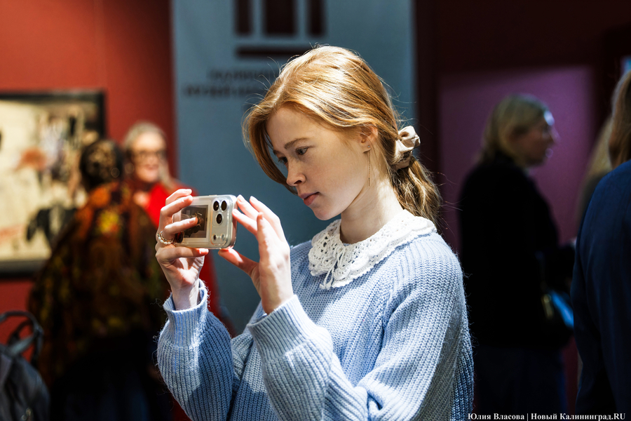 Вселенная смыслов и эмоций: в Музее искусств открылась выставка «Космос красного» (фото)