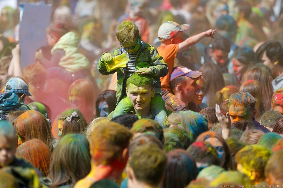 Краски, музыка и «обнимашки»: на стадионе «Балтика» прошел «Фестиваль красок»