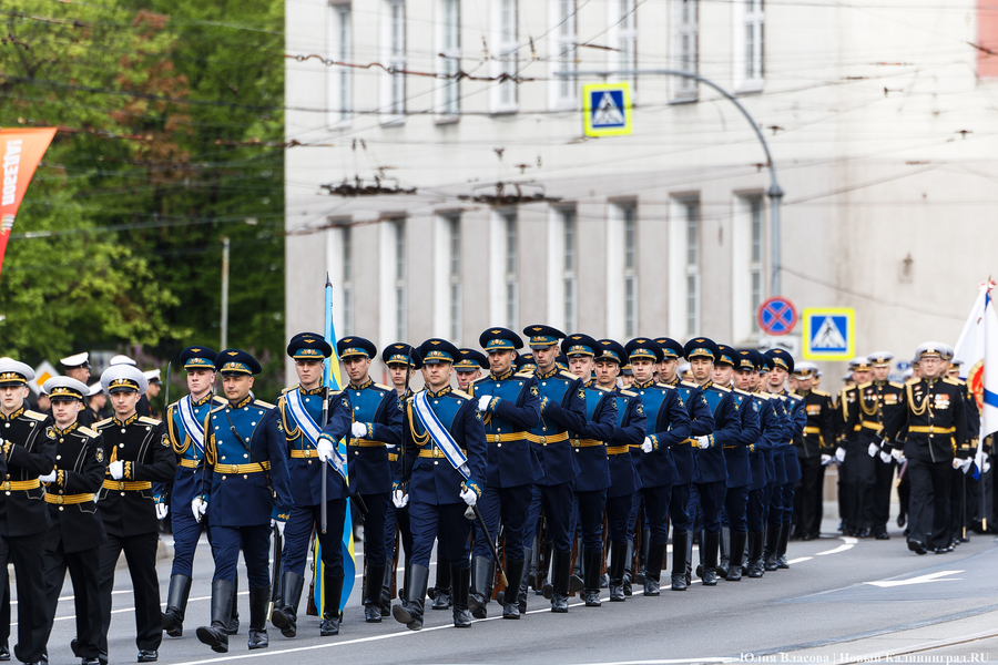 Под Знаменем Победы: в центре Калининграда прошел военный парад (фото)