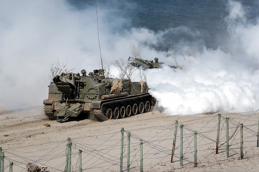 Берег в огне: на Балтфлоте отработали высадку морского десанта