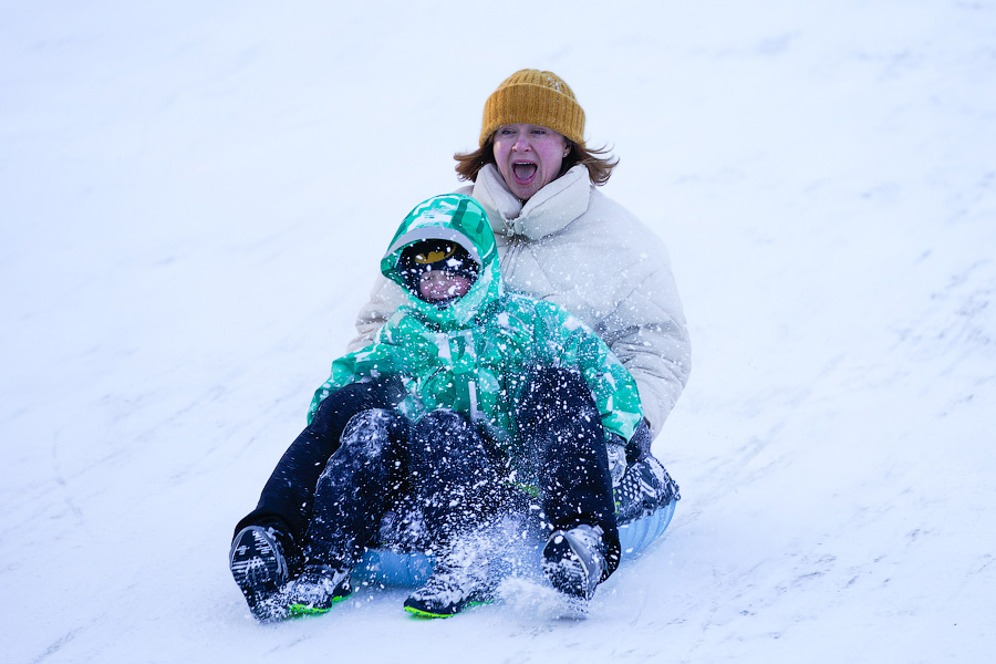 Скользя по утреннему снегу: калининградцы устроили катания с горки в Центральном парке (фото)