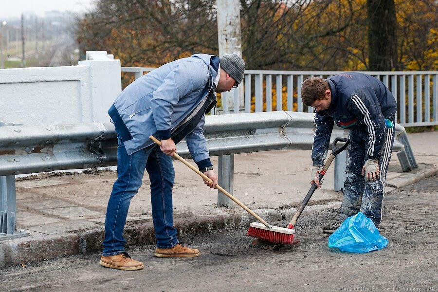 Городские власти объяснили, почему медленно убирают песок на обочинах