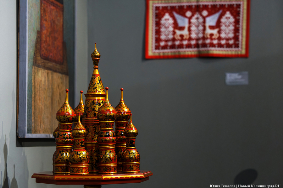 Вселенная смыслов и эмоций: в Музее искусств открылась выставка «Космос красного» (фото)