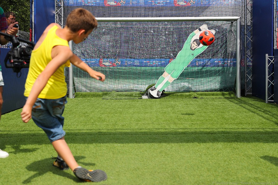 Праздник очередей и футбола: чем запомнился матч легенд ФИФА в Калининграде