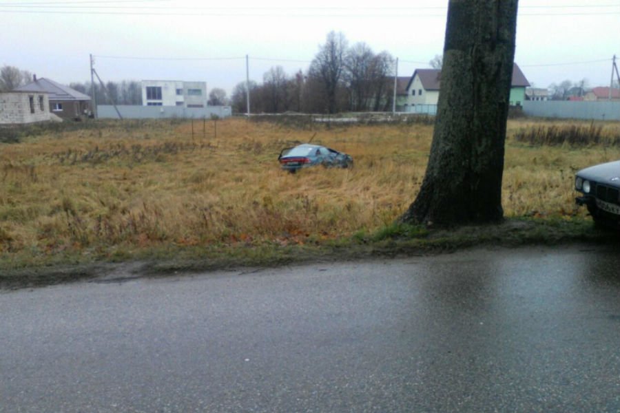 Под Гурьевском «Мазда» вылетела в кювет и опрокинулась, пострадал водитель (фото)