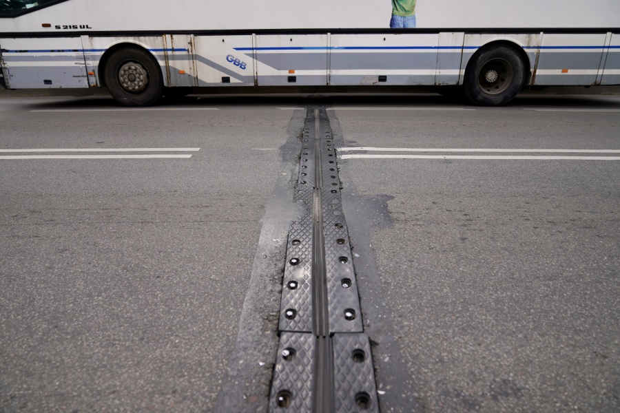 «Надоело „хыдыщкаться“ по стыкам»: на Киевской начался ремонт «оранжевого» моста (фото)