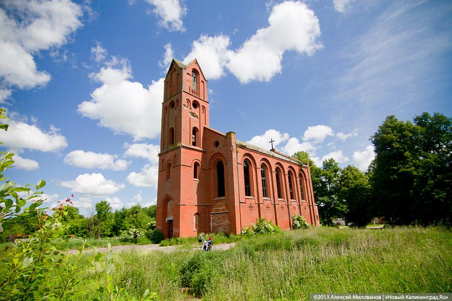Осколки и ласточки: частично восстановленная кирха в Большой Поляне заброшена РПЦ