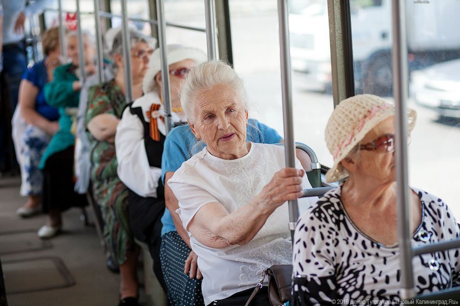 Почти ровесники: в Калининграде прошла трамвайная экскурсия для ветеранов