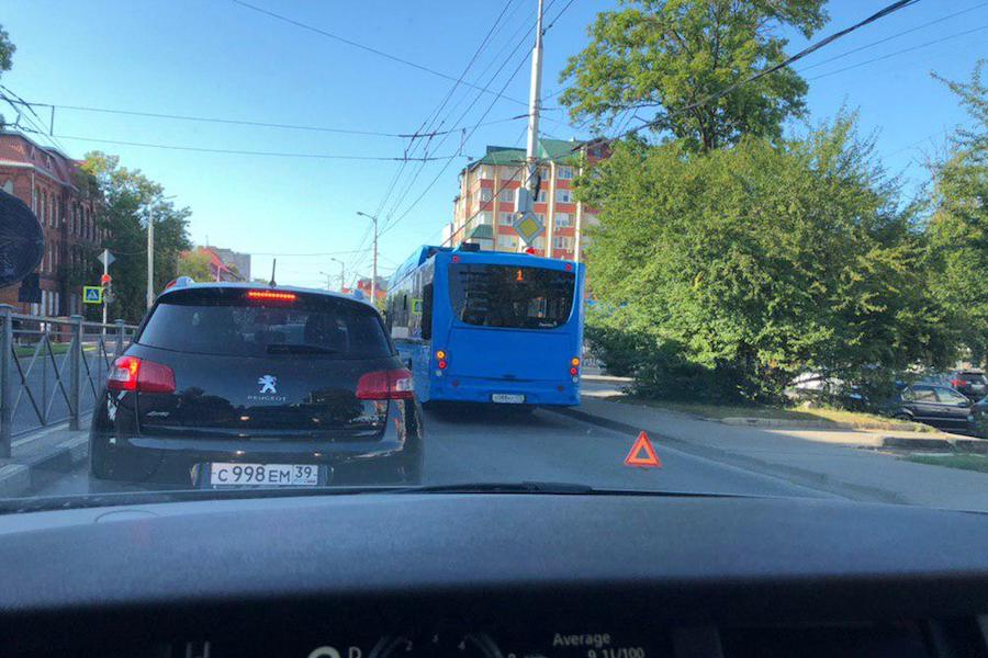 «Тестовый» электробус попал в ДТП на ул. Горького (фото)