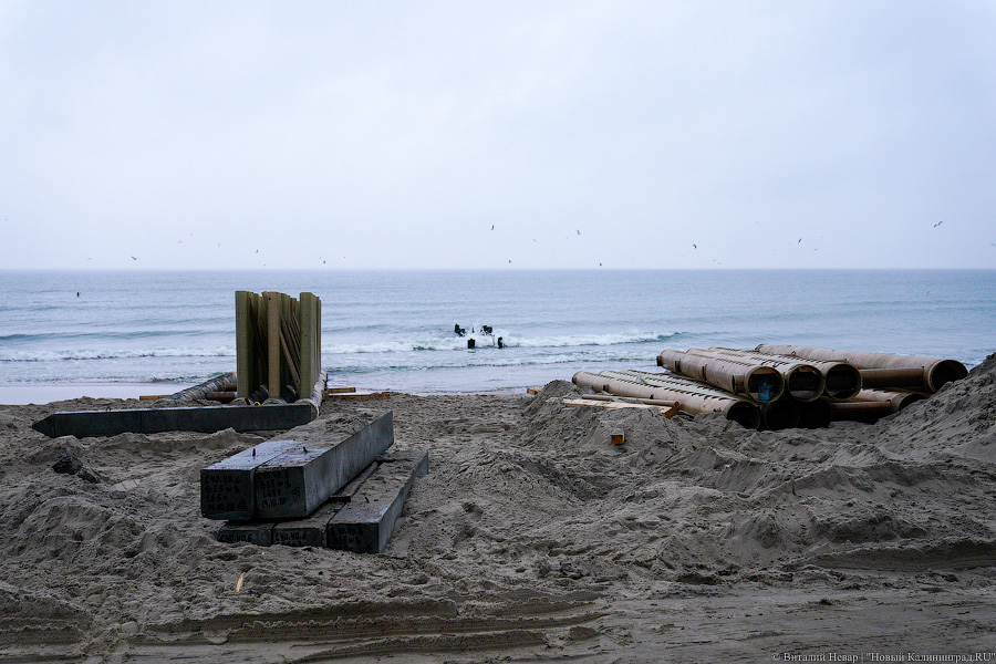 Серферы против гребенок: в Зеленоградске начали установку 40-тонных волноломов (фото)