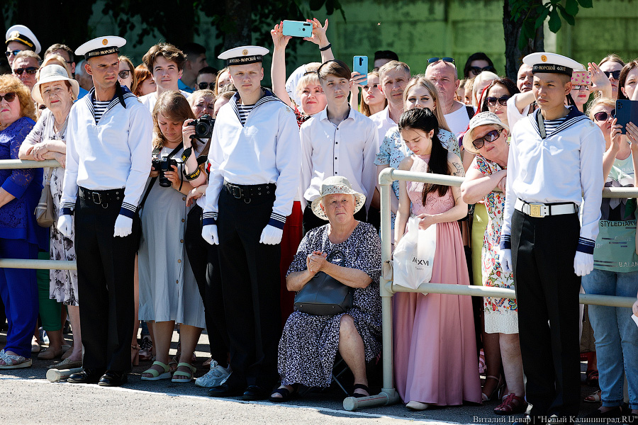 Погоны, кортики и женщины-офицеры: как прошел выпуск в БВМИ (фото)